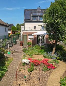 Teilsanierte Doppelhaushälfte mit Einliegerwohnung - Neuss