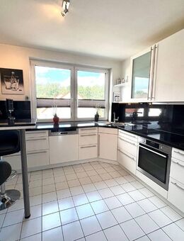 Einziehen & Wohlfühlen: Helle 3 Zi.- ETW mit Balkon, Einbauküche, Fahrstuhl & TG-Stellplatz - Ammersbek