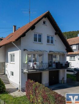 Renoviertes Zweifamilienhaus mit Balkon + Garagen! - Burladingen