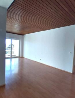 Hennef-Höhenlage: Große 3-Zi-Whg., einzigartige Waldrandlage, Balkon mit Fernblick, Kaminanschluss - Hennef (Sieg)