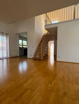 Wohnen über zwei Ebenen: 3,5-Zimmer-Maisonette mit Garage und großem Balkon im Herzen Brettens - Bretten