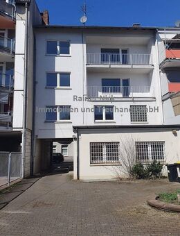 Mehrfamilienhaus mit Ladenlokal / Büro und Garagenhof - Duisburg