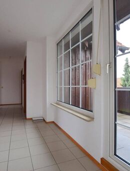 Sonnige 3,5-Zimmer-Wohnung mit Balkon, Bühne und Garagenstellplatz - Hattenhofen (Baden-Württemberg)