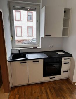Renovierte und möblierte 1,5 Zimmer Wohnung (neues Bad und Küche) - Frankfurt (Main)