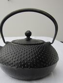 Antike Japanische Teekanne aus Gusseisen in 8810