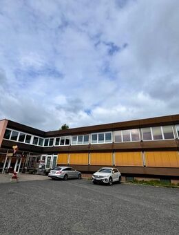 Renditeobjekt in Ahnatal - Weimar mit 4 Gewerbeeinheiten und zahlreichen Stellplätzen zu verkaufen - Ahnatal