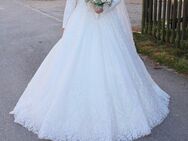 Brautkleid mit Spitze und Perlen - München