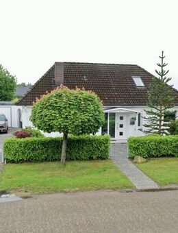 Einfamilienhaus mit großem Garten und Garage in ruhiger Lage - Vollersode