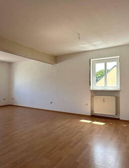 Modernisierte 2,5-Zimmer-Wohnung mit Balkon im 1. Obergeschoss -Wohnkomfort in ruhiger Lage - Gemmingen