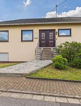 RUHE UND RAUM IN METTLACH - BARRIEREFREIER BUNGALOW MIT SOLARANLAGE IN TOLLER LAGE - Mettlach