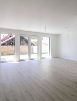 Moderne, barrierefreie Erdgeschosswohnung mit Terrasse, WP & 2 Carports - Neubauqualität in Goldbach - Goldbach (Bayern)