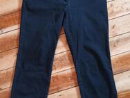 NEU/UNGETRAGEN! Marken Stretch Jeans Gr. 42 K BRAX Carola schwarz + Toni Liv Regular Fit grau - aus dehnbarem Stretchstoff mit Elasthan - Schladen-Werla