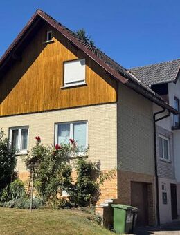 Wohnhaus mit Scheune und 2 Garagen - Ebersdorf (Coburg)