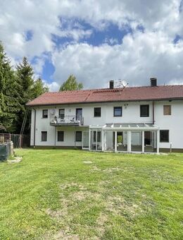 Zweifamilienhaus mit sanierungs-/abrissbedürftigen Anbau in Lindberg - Lindberg