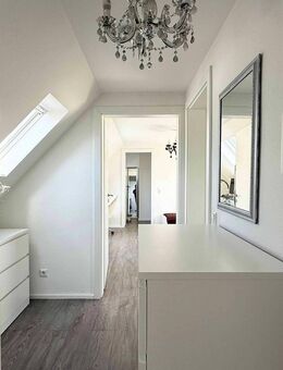 Sanierte 2-Zimmer-DG-Wohnung in Bad Cannstatt - Stuttgart