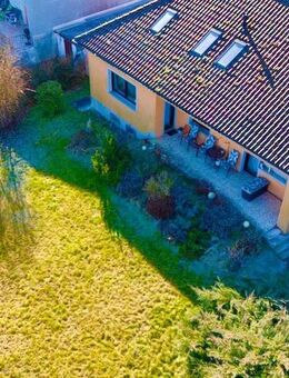 Einfamilienhaus mit Einliegerwohnung, zwei Garagen und großem Grundstück - Schlüsselfeld