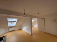 Großzügige 1-Zimmer-Dachgeschoss-Wohnung im Zentrum mit Aufzug, Stellplatz - Kiel