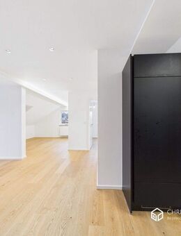 Moderne Dachgeschosswohnung in saniertem Dreifamilienhaus - Lappersdorf