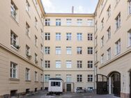 Fantastische Lage! Historische Altbau-Wohnung inkl. Einbauküche, Gäste-WC, Kamin in Berlin-Mitte - Berlin