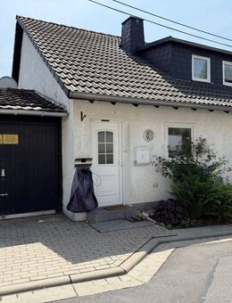 Außergewöhnliche Doppelhaushälfte in Rengsdorf - Unverbaubarer Ausblick und Vielseitigkeit - Rengsdorf