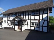 Hennef-Löbach, schickes, renoviertes Fachwerkhaus mit niedrigen Decken, Stellplatz und Freisitz, PKW erforderlich - Hennef (Sieg)