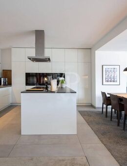 EINE LUXURIÖSE WOHNUNG WIE IHR EIGENES HAUS MIT EINBAUSCHRÄNKEN EINBAUKÜCHE KAMIN UND WEINKELLER - Radebeul