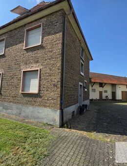 Verkauf - Hofreite mit Zweifamilienhaus, Doppelhaus, Garagen und Nebengebäude in Hanau Klein-Auheim - Hanau (Brüder-Grimm-Stadt)