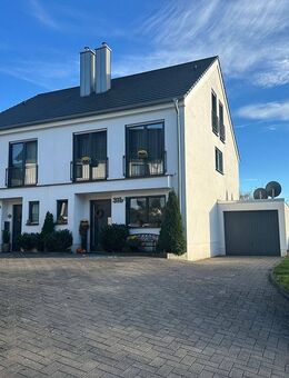 MANNELLA *Vermietete DHH mit Doppelgarage aus dem Jahr 2020 in familiärem Ortsteil in Lohmar* - Lohmar