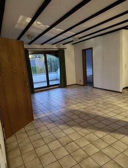 Lichtdurchflutete Wohnung in Zweifamilienhaus mit großem Balkon in Krefelder Bestlage zu vermieten - Krefeld