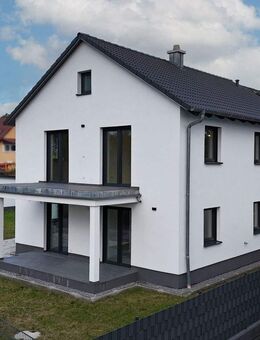 Modernes Einfamilienhaus mit 2 Garagen und schönem Garten in Maxhütte-Haidhof - Maxhütte-Haidhof