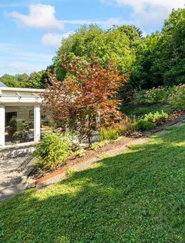 Bungalow in Hanglage - naturnah mit wunderbarem Ausblick und Doppelgarage - Badenweiler