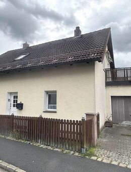 Freistehendes 7-Zi-Zwei-Familienhaus mit Dachterrasse, kleinem Garten & Doppelgarage in guter Lage - Sulzbach-Rosenberg