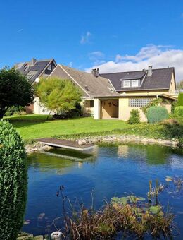 SCHÖNE AUSSICHTEN! Zweifamilienhaus mit Baugrundstück und parkähnlichem Garten im Ortsteil Bad Sassendorf-Ostinghausen! - Bad Sassendorf