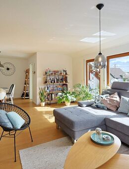 Modernisiert, sonnig, komfortabel: 3,5-Zimmer-Wohnung mit Loggia, Tiefgarage und Wallbox - Wendlingen (Neckar)