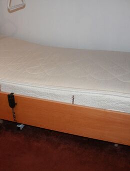 Seniorenbett mit elektrischen Rost, Matratze und Nachttisch - Neulingen