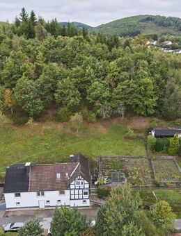 Zweifamilienhaus: Grünes Paradies mit 4.000 m² Grundstück - Lennestadt