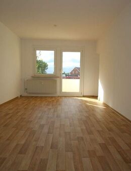 **Renovierte 2-Zimmer-Wohnung im Erdgeschoss / Hochparterre zu vermieten** - Rosenbach (Vogtland)