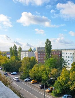 2 Monate kaltmietfrei: Helle Dachgeschosswohnung mit Wanne & Balkon - Halle (Saale)