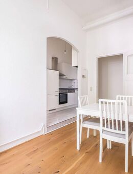 Teilmöblierte 2-Zimmer-Altbauwohnung in Spreelage - Berlin