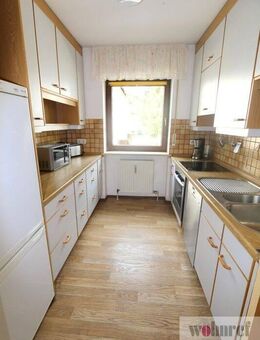 MÖBLIERTE,schöne helle 3,5 Zimmer-Wohnung mit Sonnenloggia u. TG Stellplatz im Zentrum von Erlangen - Erlangen