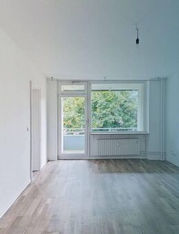 Renoviert: Große 3-Zimmer-Wohnung mit BALKON und EINBAUKÜCHE - Rendsburg