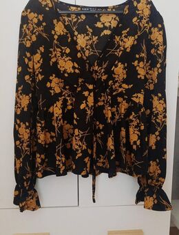 Leichte schwarze Sommerbluse mit orangem Blumenmuster, Gr.M, wie neu - Mülheim (Ruhr)