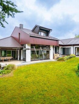 Architektur trifft Lebensqualität! Bungalow-Rarität mit Wellnessbereich und Gartenidylle - Herrenberg