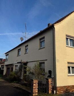 Wohnhaus mit 2 Garagen in ruhiger Lage von Gemünda - Seßlach