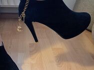 Jingpin Heels mit Goldkettchen - Berlin