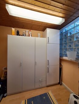 Einbauküche mit weißer glatter Oberfläche und Elektrogeräten - Obernburg (Main)