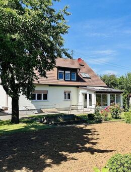 Landhaus auf 1.000m² großem Grund in begehrter, grüner Randlage... gepflegtes 1-2 Familienhaus mit Wintergarten und 3 Garagen! - Aidhausen