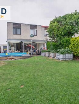 Viel Raum für Ihre Ideen: Reiheneckhaus mit Entwicklungspotenzial, Garten und Pool in Holzwickede. - Holzwickede