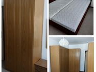 Komplettes Schlafzimmer mit Schränken , Nachtschrank und Bett - Hannover