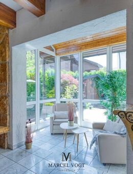 Wohnoase mit Stil: Doppelhaushälfte mit Wintergarten, Pool & Garage - Deizisau